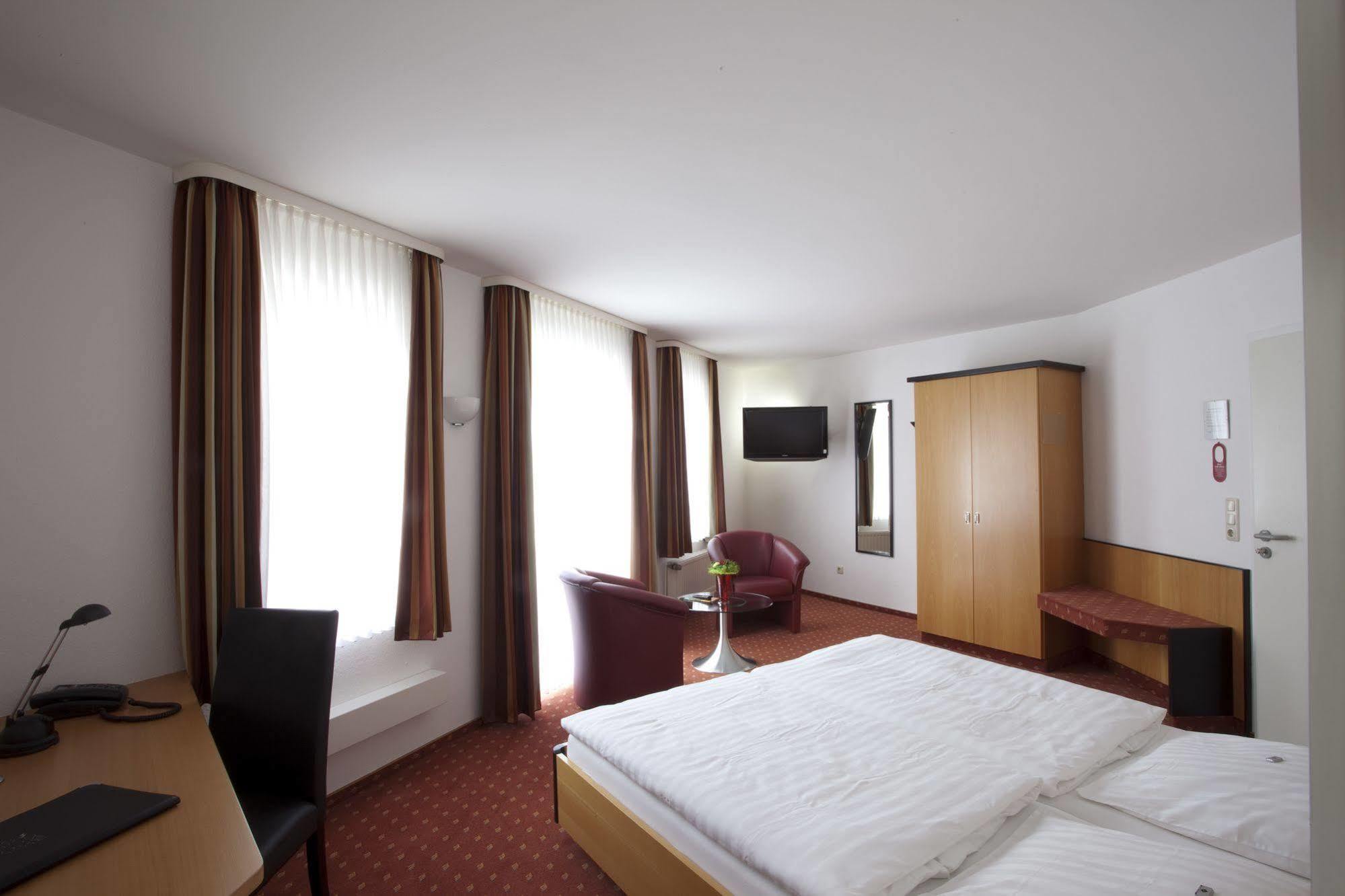 Hotel Am Braunen Hirsch Целле Экстерьер фото