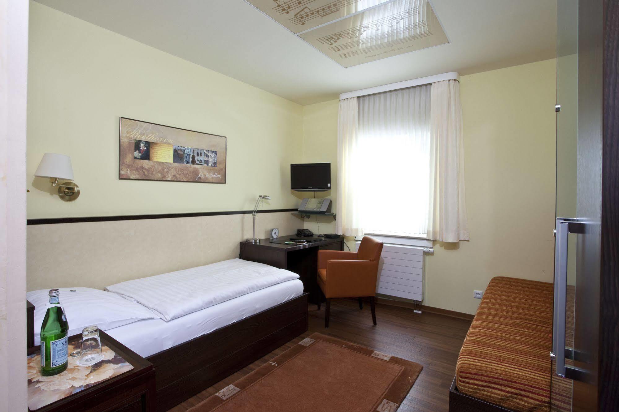 Hotel Am Braunen Hirsch Целле Экстерьер фото