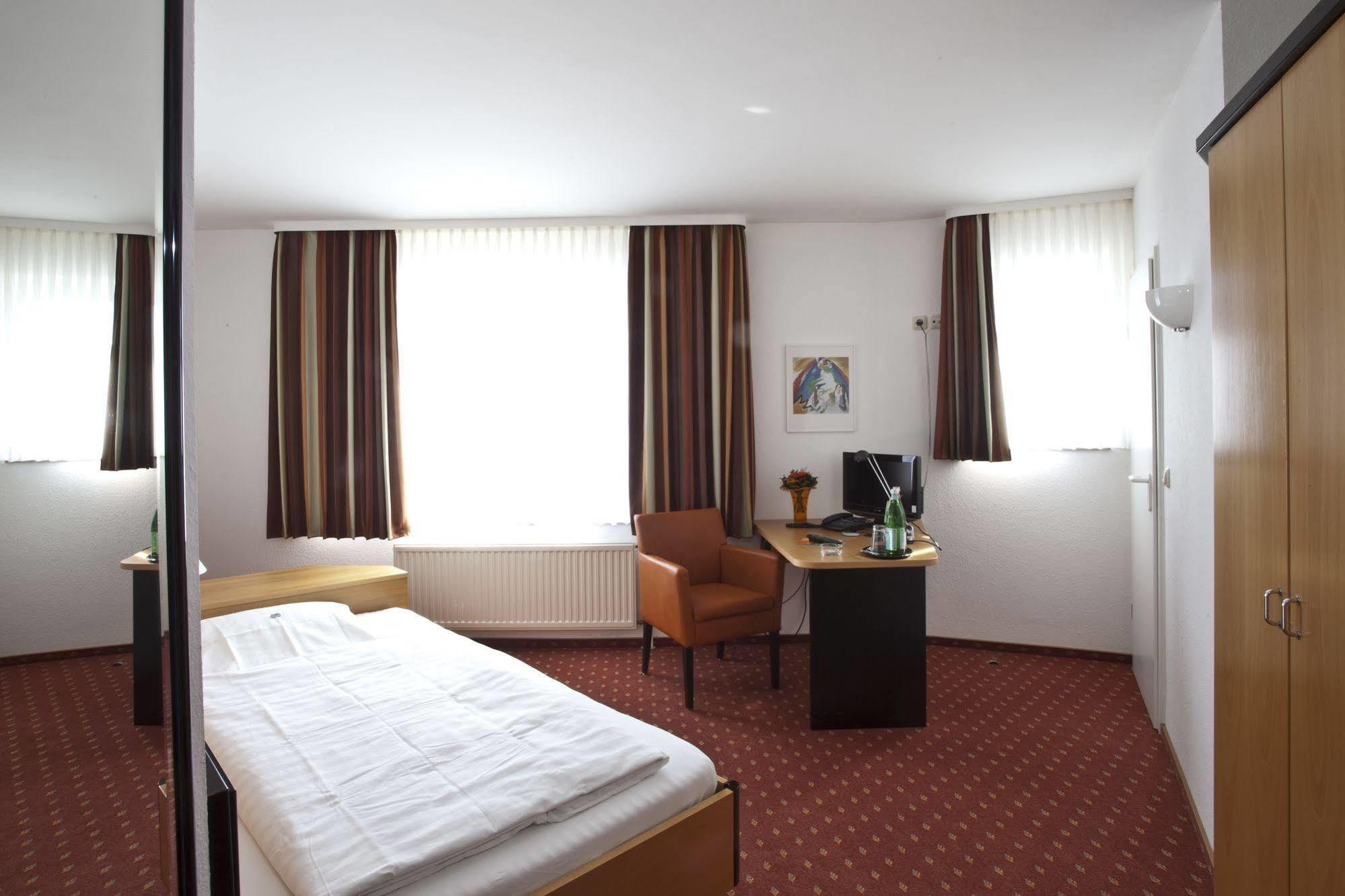 Hotel Am Braunen Hirsch Целле Экстерьер фото